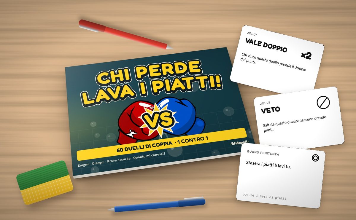 Il libro sul tavolo di legno con due penne, una spugna, le carte jolly e un buono penitenza.